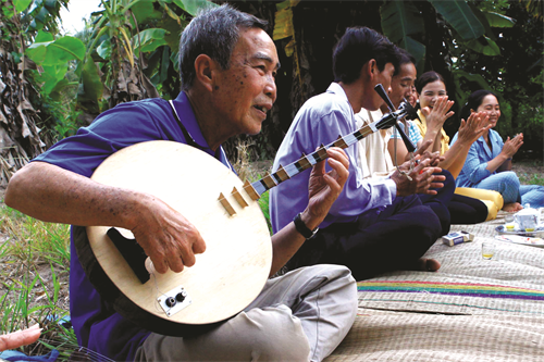ក្លិបចម្រៀងប្រជាប្រិយ”ឌើនកាតាយទឺ “លើកោះ                              Tho Chu។